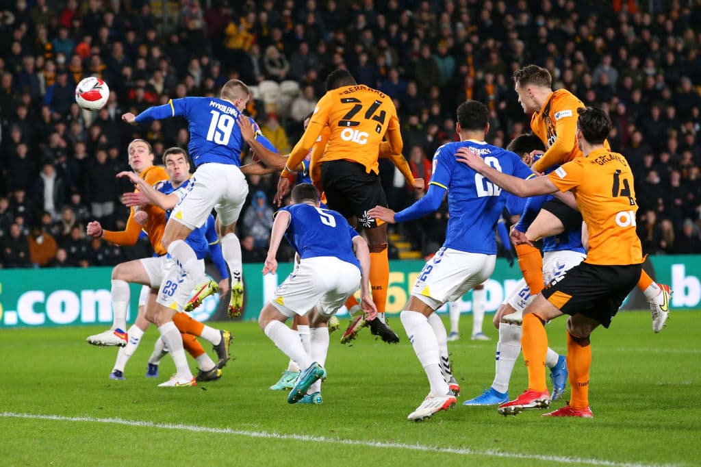 Chelsea golea fácilmente 5-1 al Chestefield, Everton consigue su pase en lso tiempos extras tras vencer 2-3 al Hull City, Leicester pasa por encima 4-1 sobre el Watford y el Newcastle da la sorpresa al caer eliminado 0-1 en su duelo frente al Cambridge United.