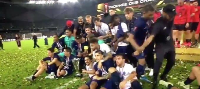 Mbappé empujó a Neymar fuera de una fotografía en las celebraciones. Luego, el francés se rió.