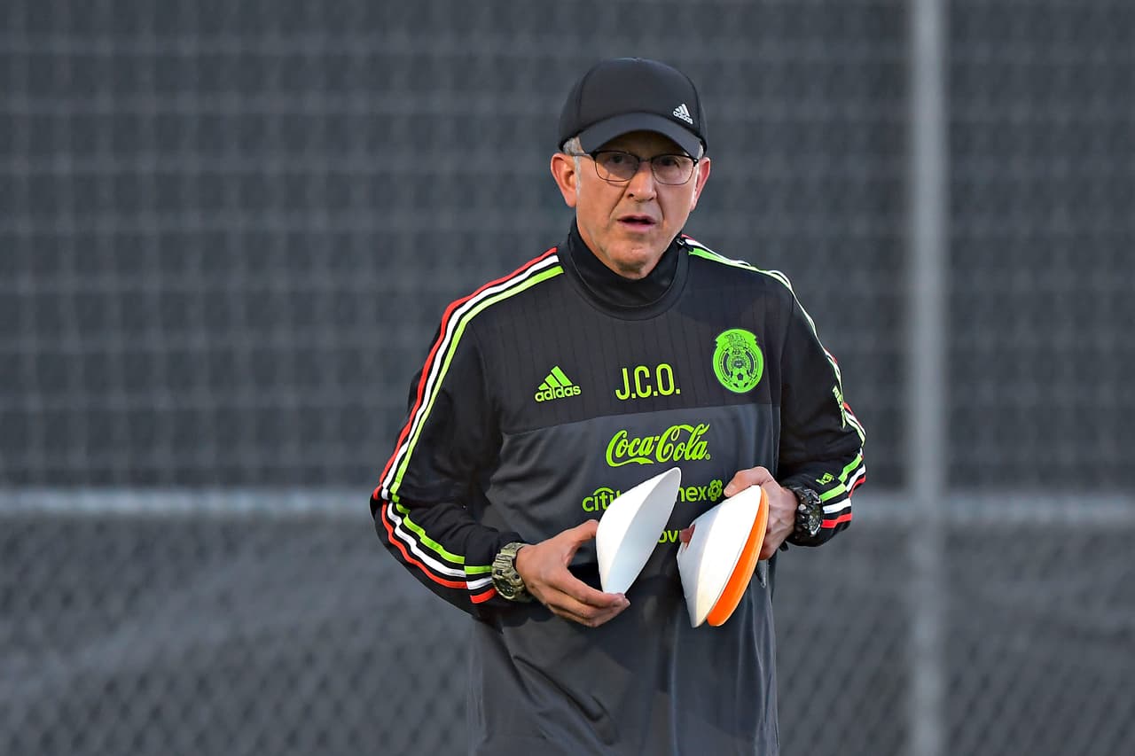 Juan Carlos Osorio asumió como entrenador de la Selección de México el 14 de octubre de 2015 luego de triunfar con Atlético Nacional y dirigir en Brasil al Sao Paulo.