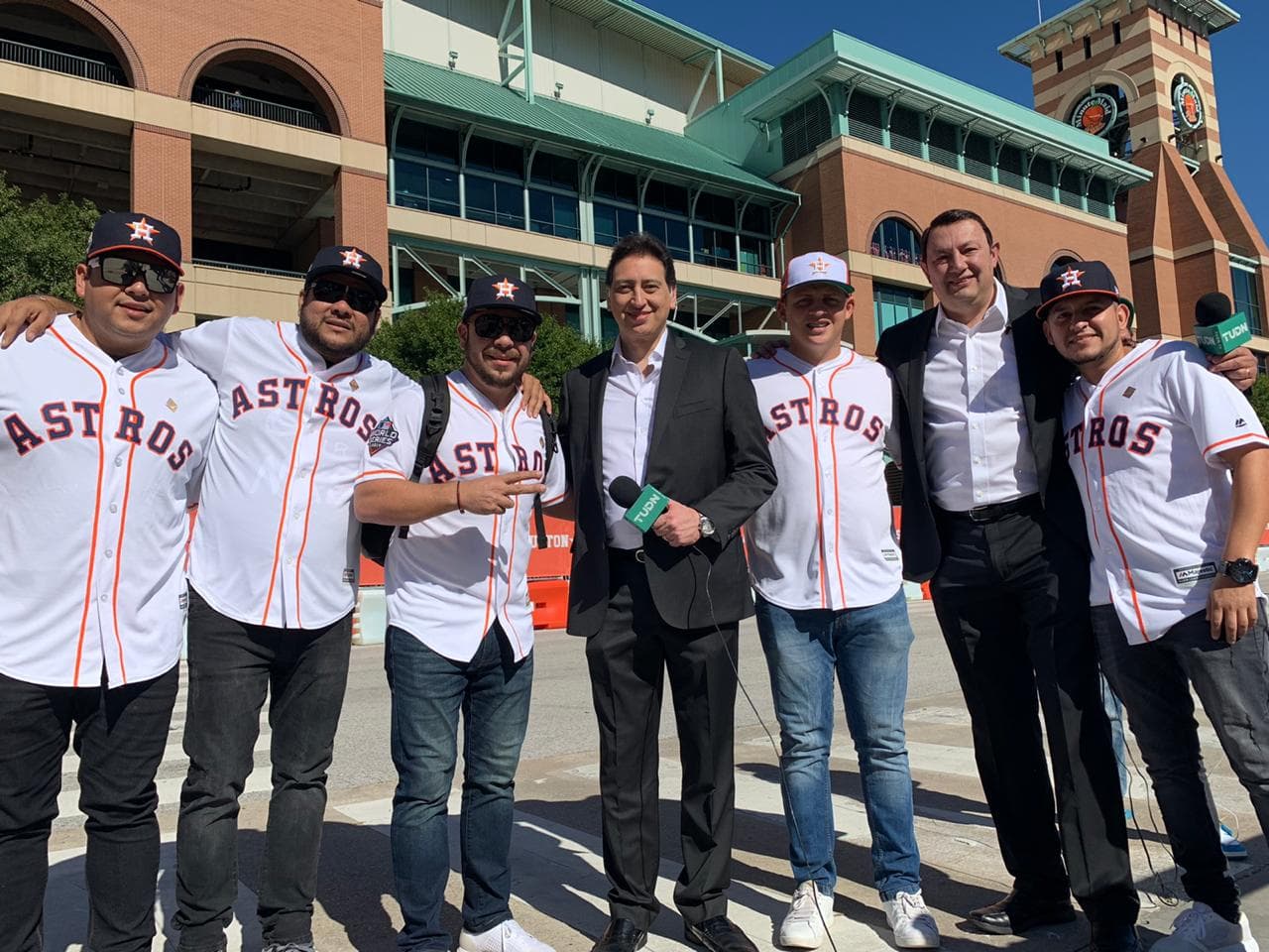 Ya se vive el color de la Serie Mundial en Houston, donde la gente convive desde temprano previo al primer juego entre Astros y Nationals.