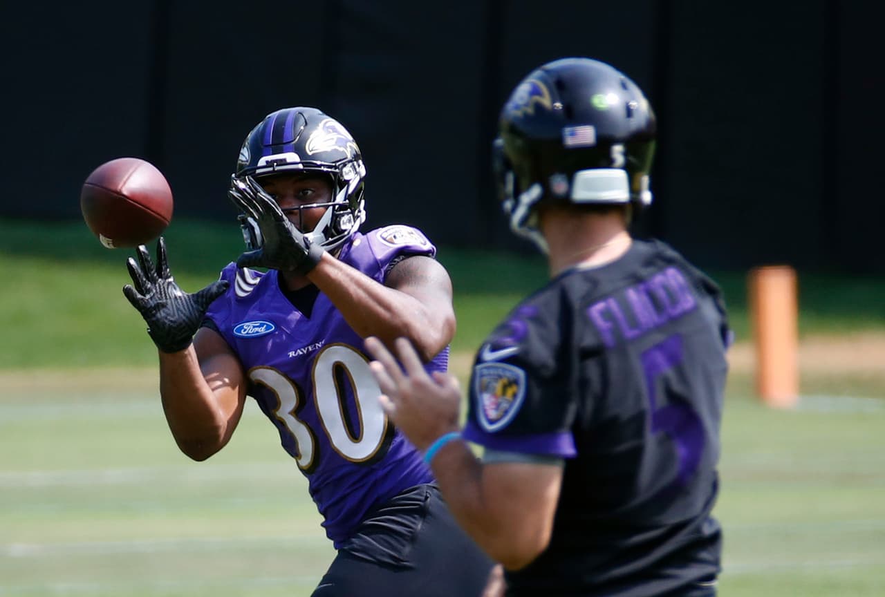 Baltimore Ravens running back Kenneth Dixon catches a pass from quarterback Joe Flacco during NFL football minicamp at the team's practice facility in Owings Mills, Md., Thursday, June 15, 2017. (AP Photo/Patrick Semansky)