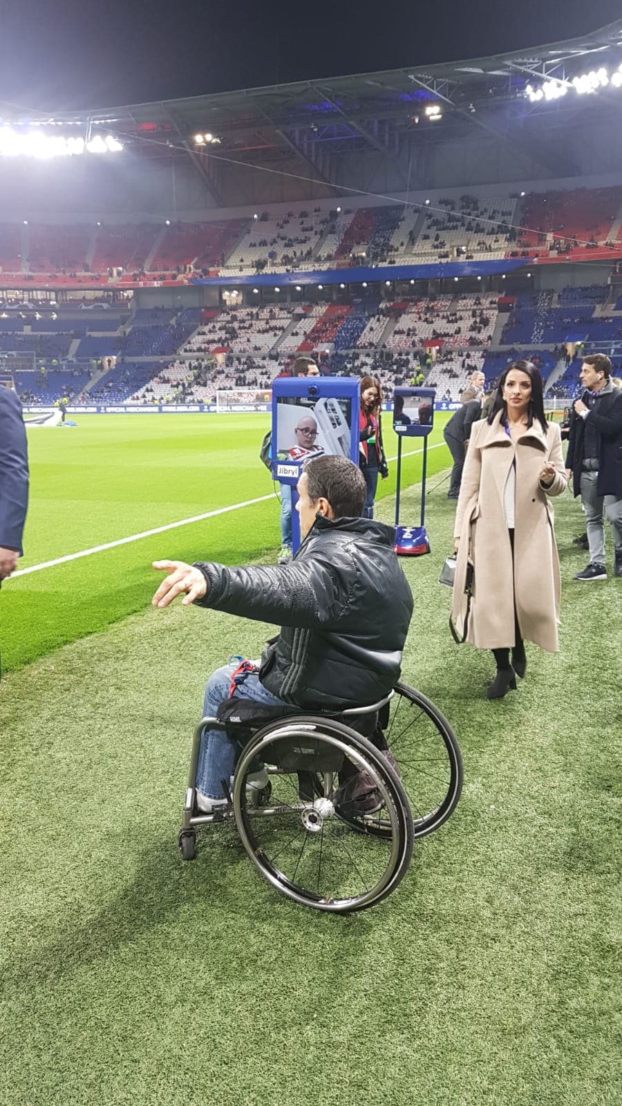 Ni siquiera Ada Hegerberg, ganadora del Balón de Oro femenil, se quiso perder este partido al que miles de aficionados franceses y españoles asistieron. En el Parc OL había esperanza de una jornada especial de Champions League entre el Lyon y el Barcelona. La ida de los octavos de final prometió emociones en la grada y en el césped.