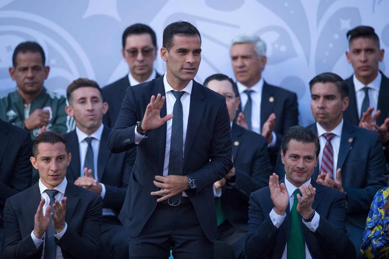 Cuerpo técnico, comandado por Juan Carlos Osorio, y jugadores de la selección mexicana de fútbol asistieron este jueves al abanderamiento a cargo del presidente Enrique Peña Nieto y la primera dama Angélica Rivera en la Residencia Oficial de Los Pinos. La bandera tricolor la recibió Héctor Moreno y las palabras del equipo las entregó Rafa Márquez.