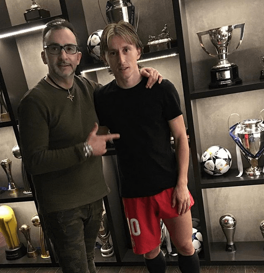 Así quedó reflejada en la habitación de trofeos en la foto de su estilista José Miguel Siero, imagen que curiosamente apenas muestra algunos de los galardones en la exitosa carrera de Modric.