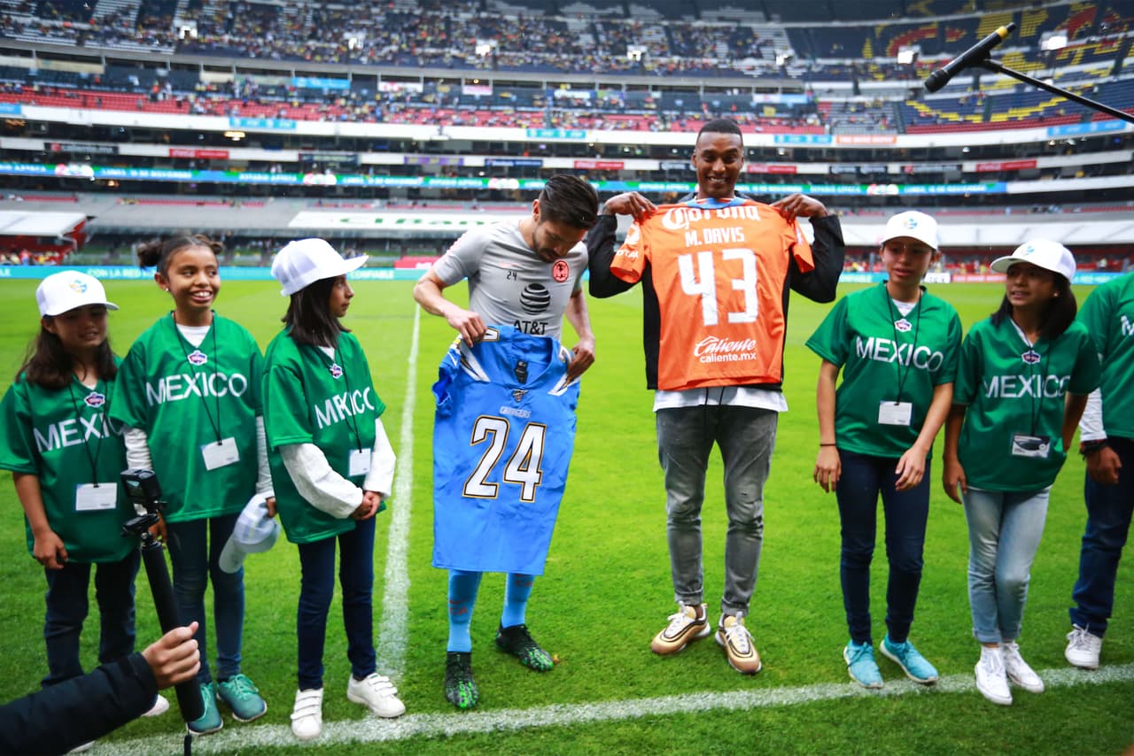 Michael Davis, cornerback de Los Angeles Chargers, confesó su gusto por América en su visita al estadio Azteca para promocionar el juego de NFL de su equipo contra los Kansas City Chiefs el 18 de noviembre en ese escenario.