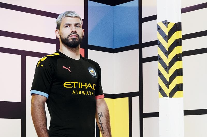 Manchester City ha anunciado sus nuevas playeras con Puma en su acuerdo por 10 años. La gran novedad es el uso del púrpura en el jersey local y la combinación de amarillo y rosa en el alterno, cuyo protagonista es el negro. Este convenio es el segundo más alto de la Premier con un total de 865 millones de dólares.