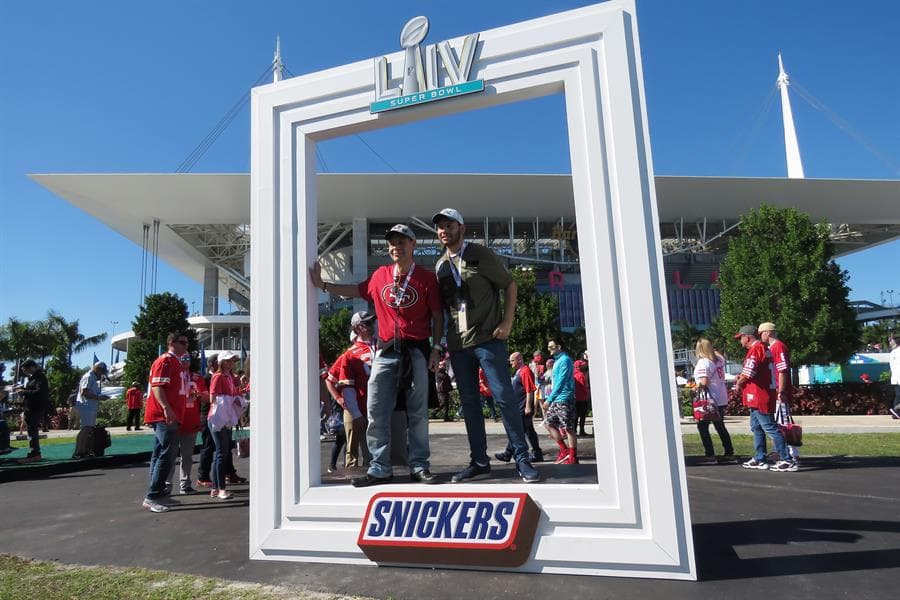 Así se vive el color en el Hard Rock Stadium de Florida previo al partido entre San Francisco 49ers y Kansas City Chiefs.