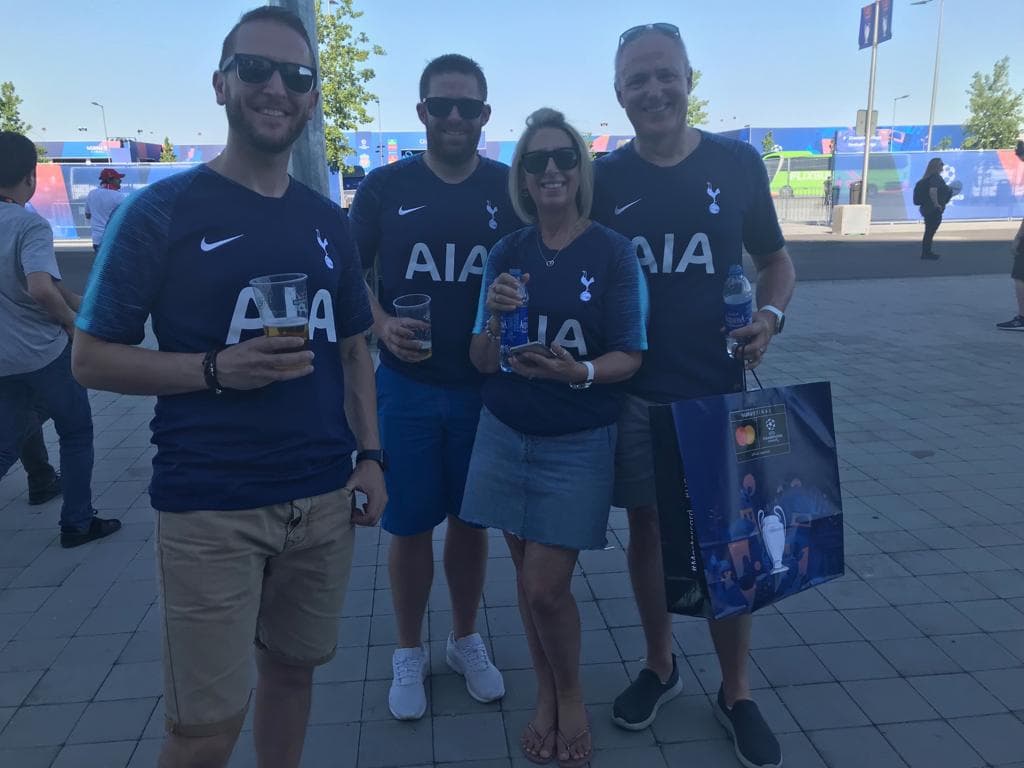 Después de dos series de infarto, los fanáticos del Tottenham llegaron al Metropolitano con el deseo de levantar su primera Champions League pero con menos sufrimiento. Los Spurs se dejaron ver con sus banderas, sus cantos, bufandas y playeras especiales.