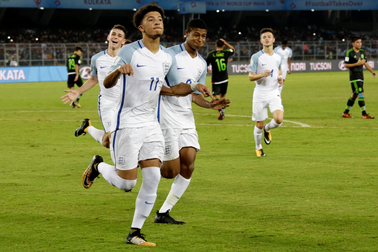 La fiesta para los ingleses se prendió con el 1-0 de Brewster a los 39 minutos que les sirvió para irse con la ventaja al descanso.