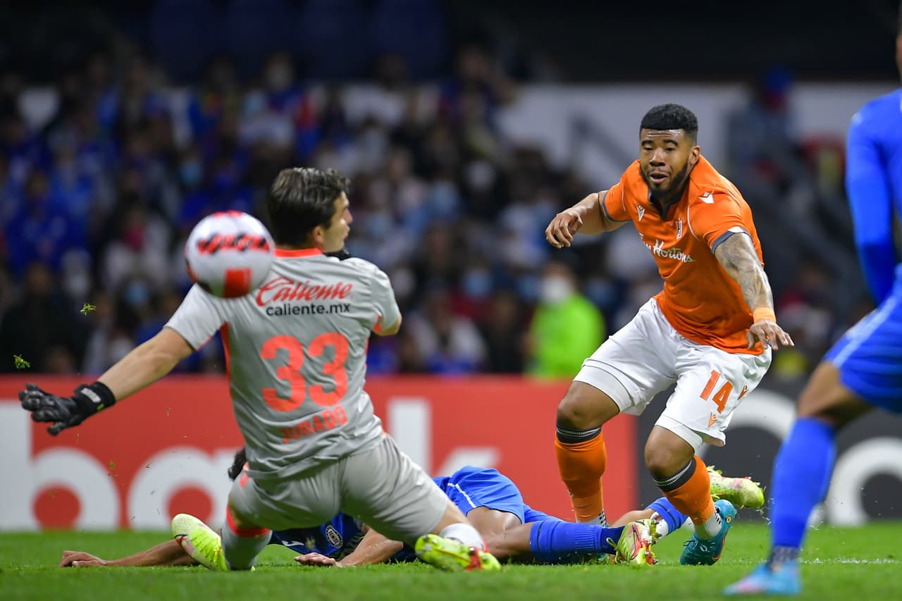 Las anotaciones de Juan Escobar, Rafael Baca y Ángel Romero, Cruz Azul golea 3-1 a Forge y aseguran su lugar en los cuartos de final.