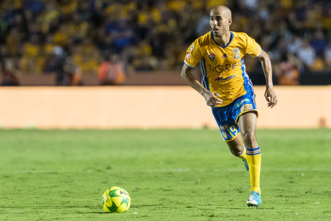 Guido Pizarro llegó a Tigres en el 2013 siendo una de las grandes figuras de Lanús (Argentina). En el equipo regio pasó cuatro años hasta que partió al fútbol europeo con el Sevilla, donde actualmente se mantiene.