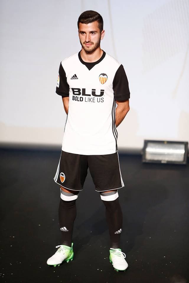 Aunque la marca alemana había anunciado que sus nuevos modelos volverían a tener las tres líneas en los hombros, el Valencia las mantuvo en los laterales.