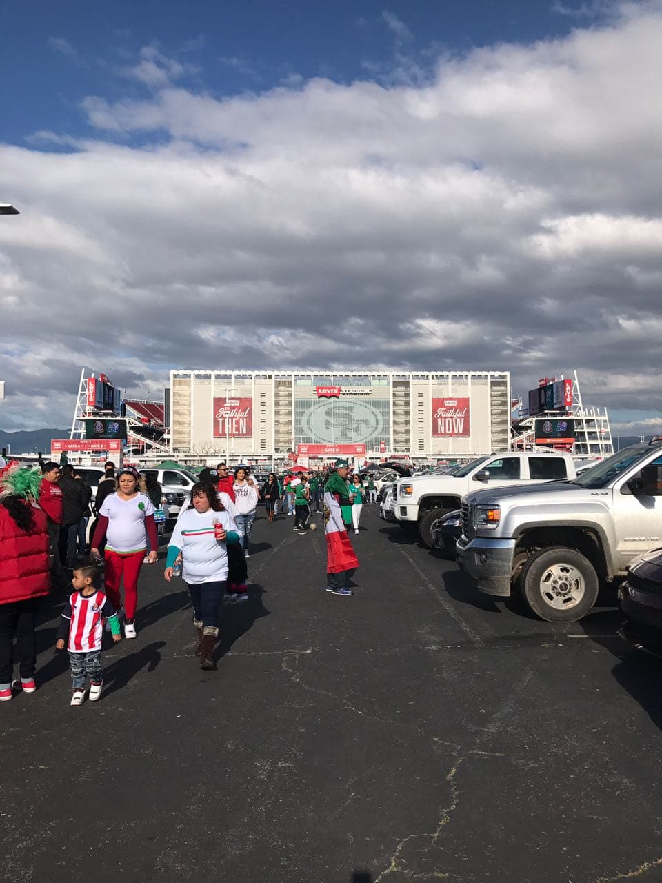 La fiesta y color de los fanáticos mexicanos prendió el ánimo para el partido del 'Tri' en el Levi's Stadium contra Islandia como preparación para el Mundial de Rusia 2018.