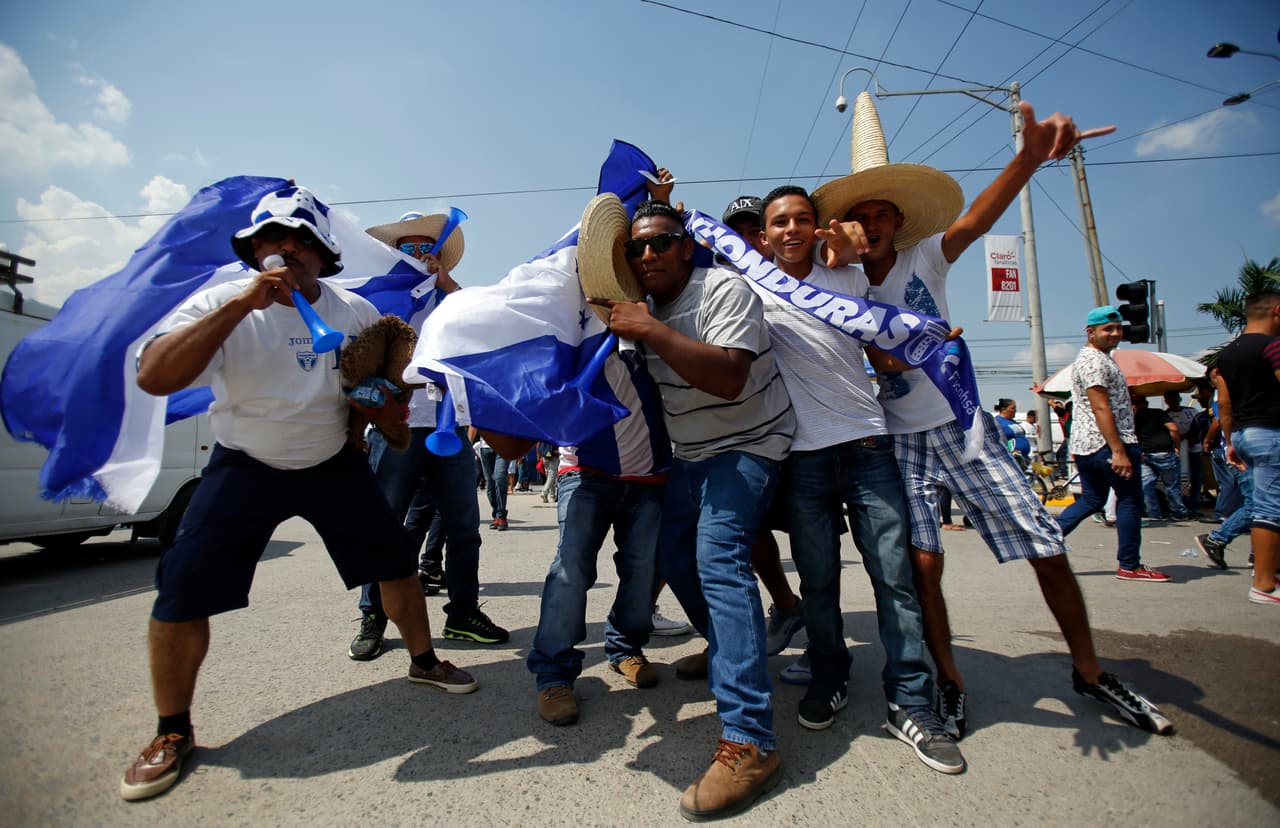 La previa del juego estuvo muy animada y llena de color.