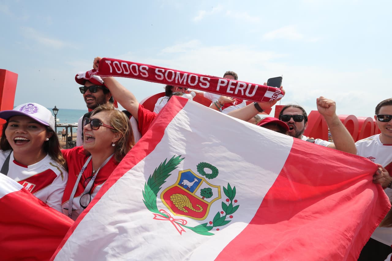 Los hinchas peruanos y australianos viven con emociones distintas su último duelo por el grupo C del Mundial, unos con la nostalgia de la despedida y los otros con la ilusión de aún llegar a octavos.