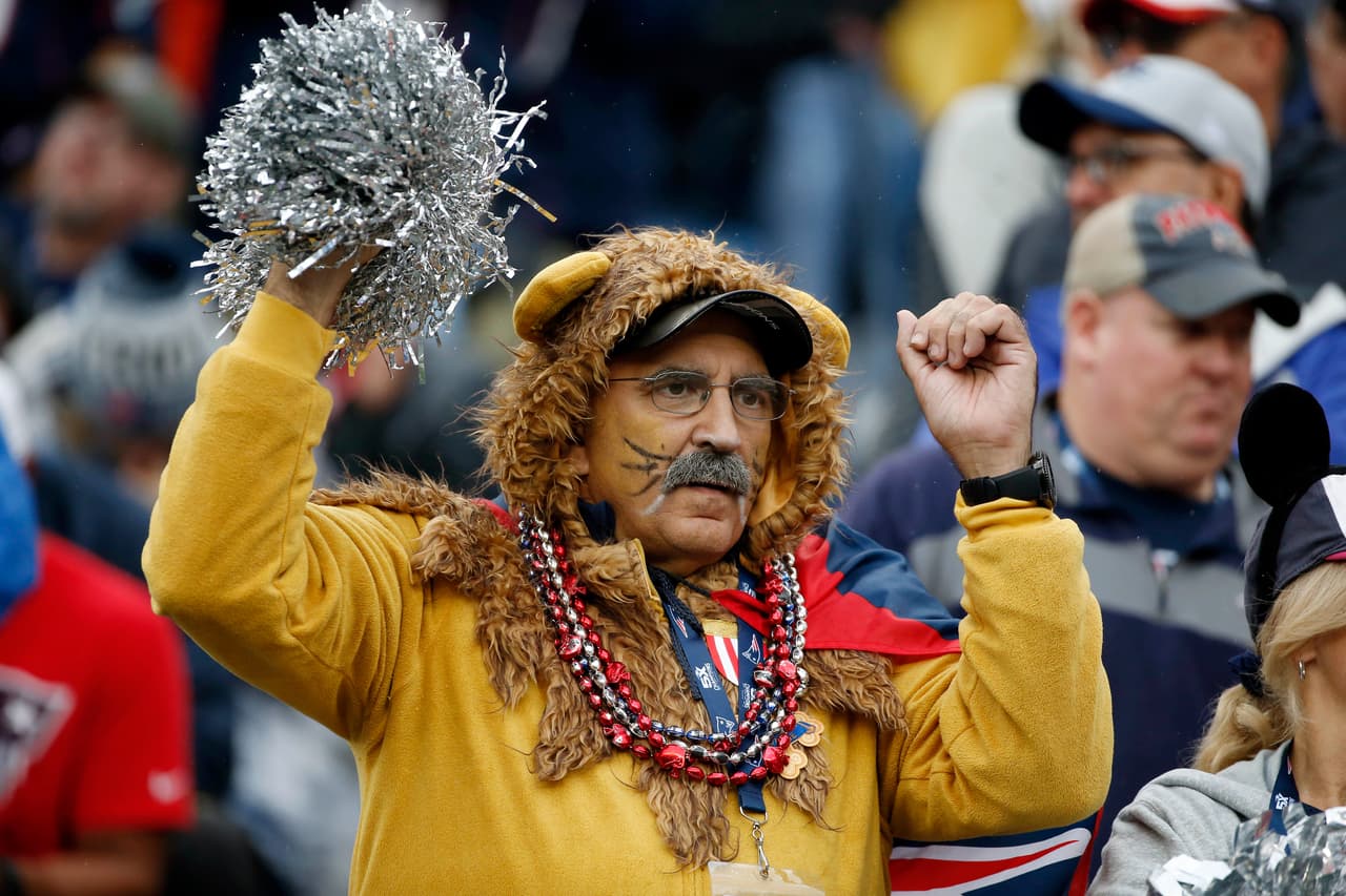 Un león estuvo en la tribuna, más con ánimos que con ferocidad.