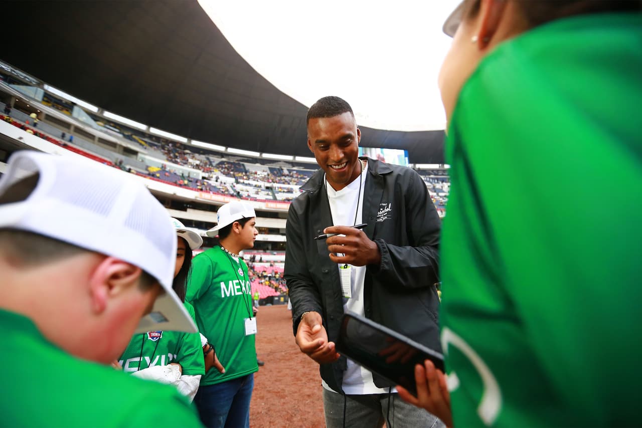 Michael Davis, cornerback de Los Angeles Chargers, confesó su gusto por América en su visita al estadio Azteca para promocionar el juego de NFL de su equipo contra los Kansas City Chiefs el 18 de noviembre en ese escenario.