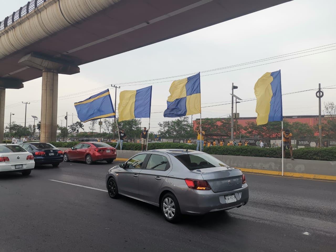Aficionados de Tigres, mayoritariamente, y del León, tomaron por 'asalto' las inmediaciones del Estadio Universitario para atestiguar el juego de Ida de la Final del Clausura 2019 de la Liga MX en Monterrey. Se esmeraron y le pusieron un fantástico ambiente.
