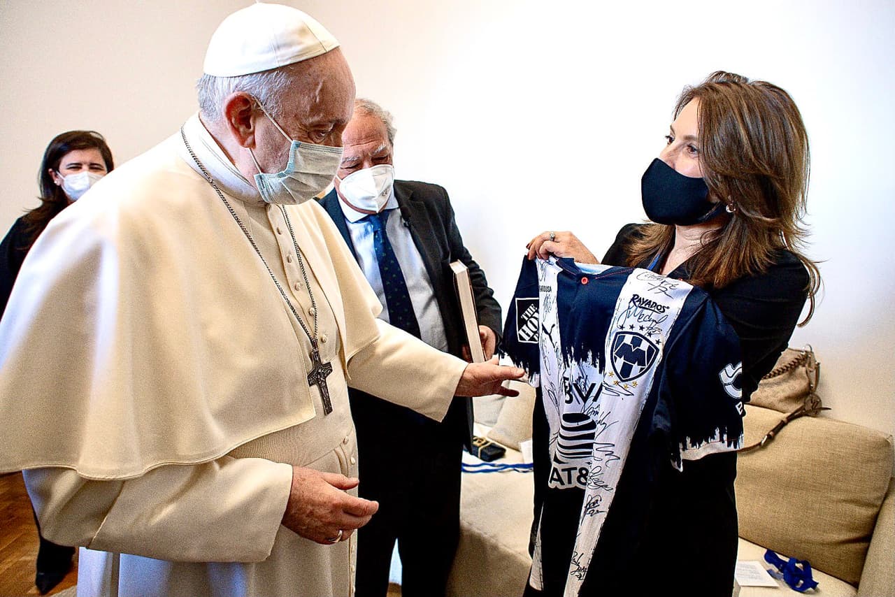 Papa Francisco recibe playera firmada de Rayados de Monterrey