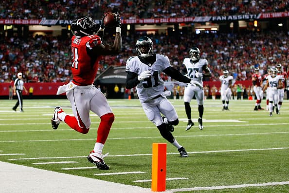 Julio Jones hizo lo que quiso con la secundaria de Eagles para que los Falcons ganaran su primer duelo 26-24 en Lunes por la Noche.