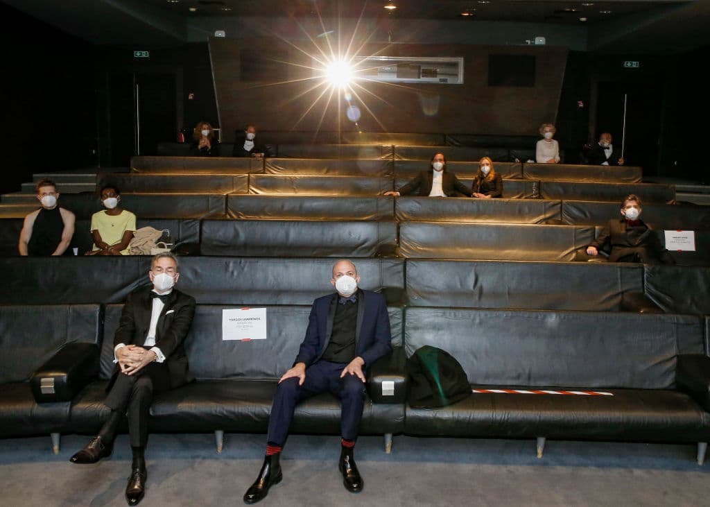 La ceremonia de ese año se llevó a cabo sin un anfitrión y las calificaciones aumentaron y recibieron muchos elogios de la crítica.