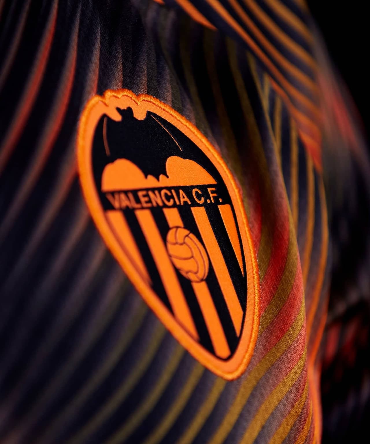 El Valencia C.F. ahora vestirá con Puma después de dejar su contrato con Adidas. Las nuevas prendas del equipo valenciano destacan por sus detalles naranja y negro. Sin duda, una gran manera de regresar a la UEFA Champions League.