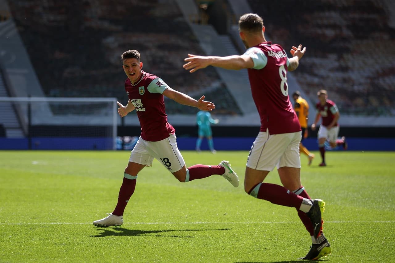 Wolverhampton se lleva una goliza por parte de Burney 4-0 durante la fecha 33 de la Premier League. Chris Wood anotó hat-trick para los locales y Ashley Wood puso la cereza en el pastel al minuto 85 del partido. El mexicano Raúl Jiménez aún no tiene participación en los encuentros con los Wolves.