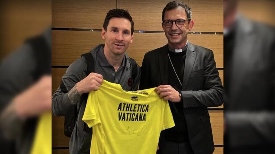 Messi recibió camiseta oficial del Vaticano firmada por el Papa Francisco