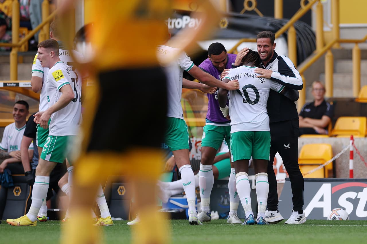 Ruben Neves adelantó a los Wolves con un golazo, pero Allan Saint-Maximin emparejó las acciones en la agonía con otro golazo. Raúl Jiménez marcó un gol, pero el VAR arruinó el festejo al anularlo.