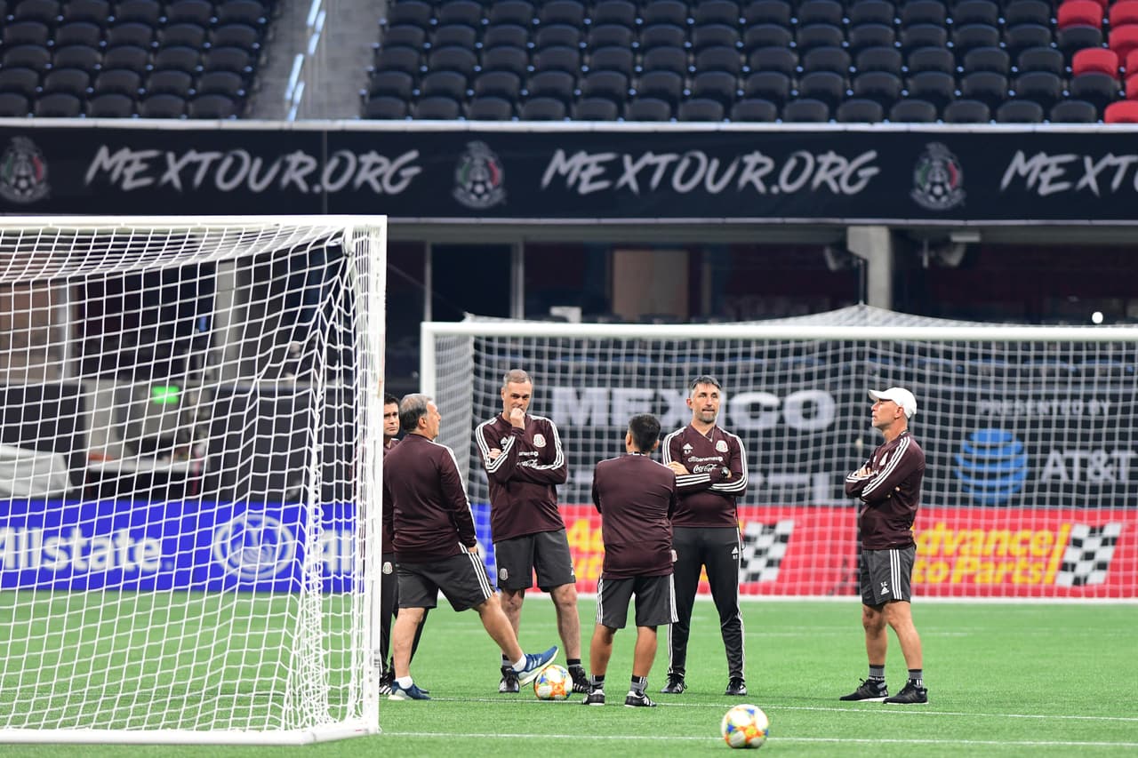 La Selección Mexicana de Fútbol se 'mojó los pies' en la fastuosa casa de los Atlanta Falcons y del Atlanta United, el Mercedes-Benz Stadium, donde jugará este miércoles ante su similar de Venezuela, un partido que sirve a ambos escuadrones de cara a sus compromisos del verano, como la Copa Oro y la Copa América, respectivamente. Así se entrenaron los jugadores del Tri bajo las órdenes de Gerardo 'Tata' Martino en Atlanta esta tarde de martes.