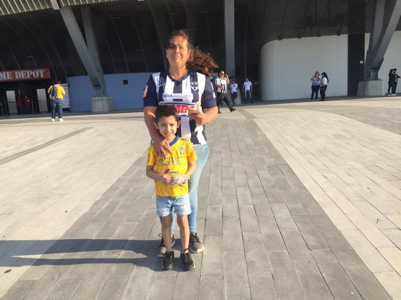 Así se vivió el ambiente dentro y fuera del Estadio BBVA previo al arranque de la Final de la Liga MX en el juego de Vuelta en el que se sabrá si Rayadas o Tigres se coronan en la Liga MX Femenil. Un marco esplendoroso se vivió con dos aficiones muy conectadas.