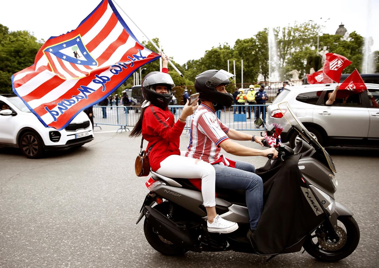Centenares de aficionados del Atlético de Madrid se reunieron en la fuente de Neptuno para celeberar el título liguero conseguido por el club.