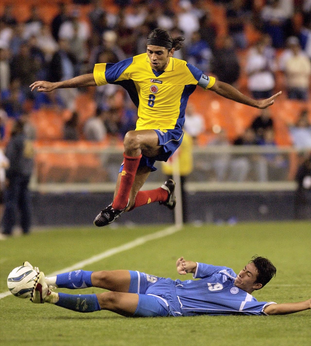 Debutó en 1995 con el Deportes Quindío de su país, Colombia, pero de 1996 al 2000 llegó al América de Cali en el que se hizo figura.