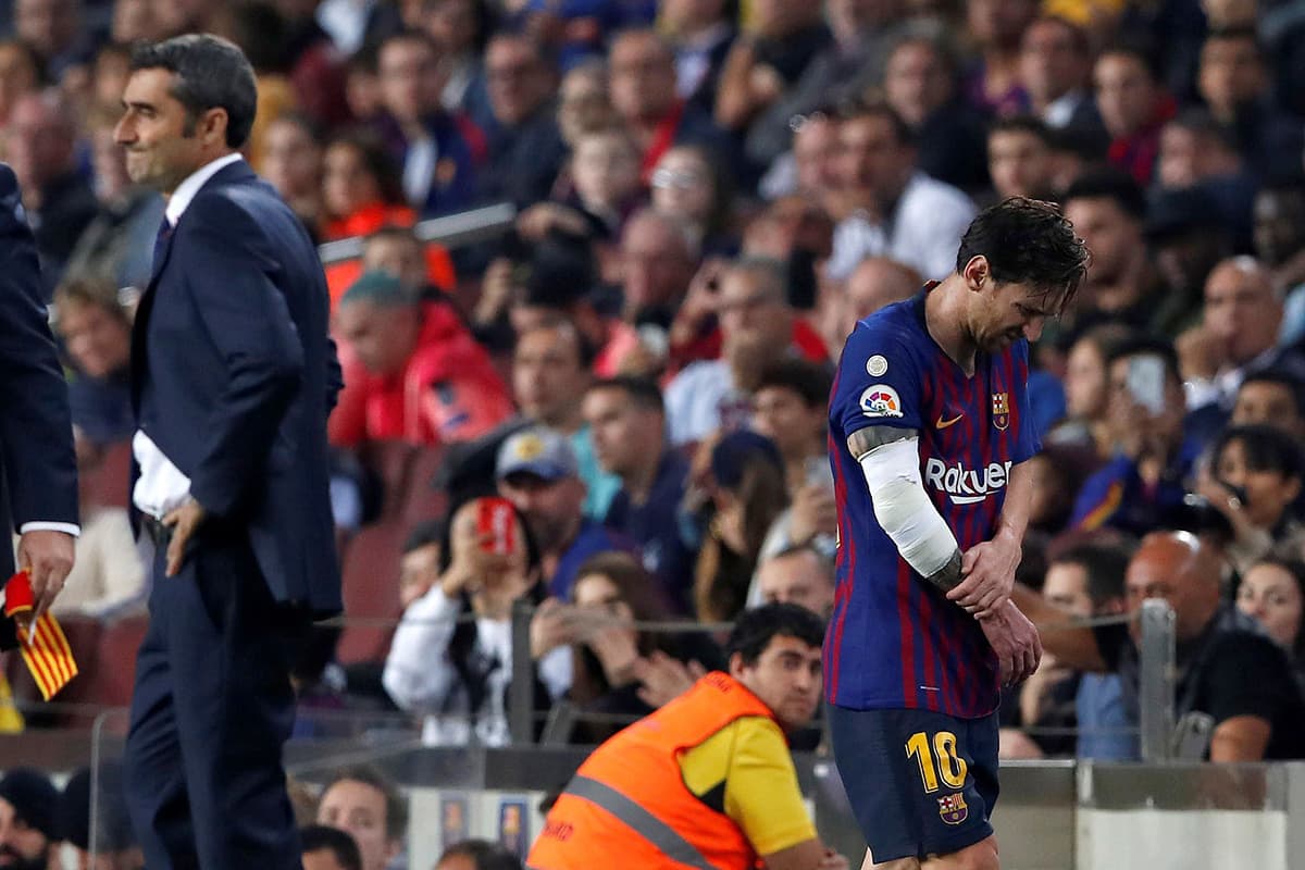 Messi (derecha) se incorporó pero el dolor no le permitió seguir en el juego ante la resignación del técnico Valverde (izquierda).