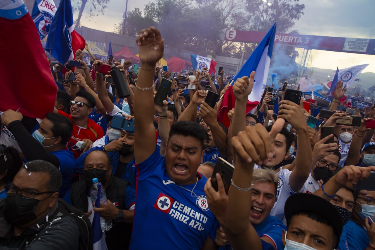 Simplemente espectacular... Miles de fans de la Máquina celeste dieron una histórica bienvenida a su equipo en el Azteca. ¡Qué imágenes!