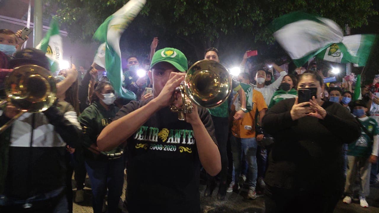Así se vive la previa de la Semifinal de vuelta León vs Chivas | Los aficionados del conjunto esmeralda dejaron de lado los protocolos sanitarios para apoyar en el Estadio de León.
