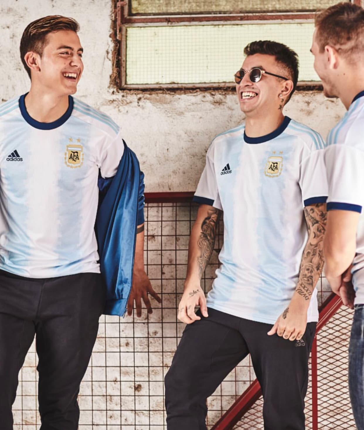 Las franjas más gruesas, el azul naval y el blanco vuelven a ser los principales atractivos de la playera de la selección Argentina, cuyo lanzamiento tuvo a Lionel Messi, Paulo Dybala, Lautaro Martínez, Ángel Correa.