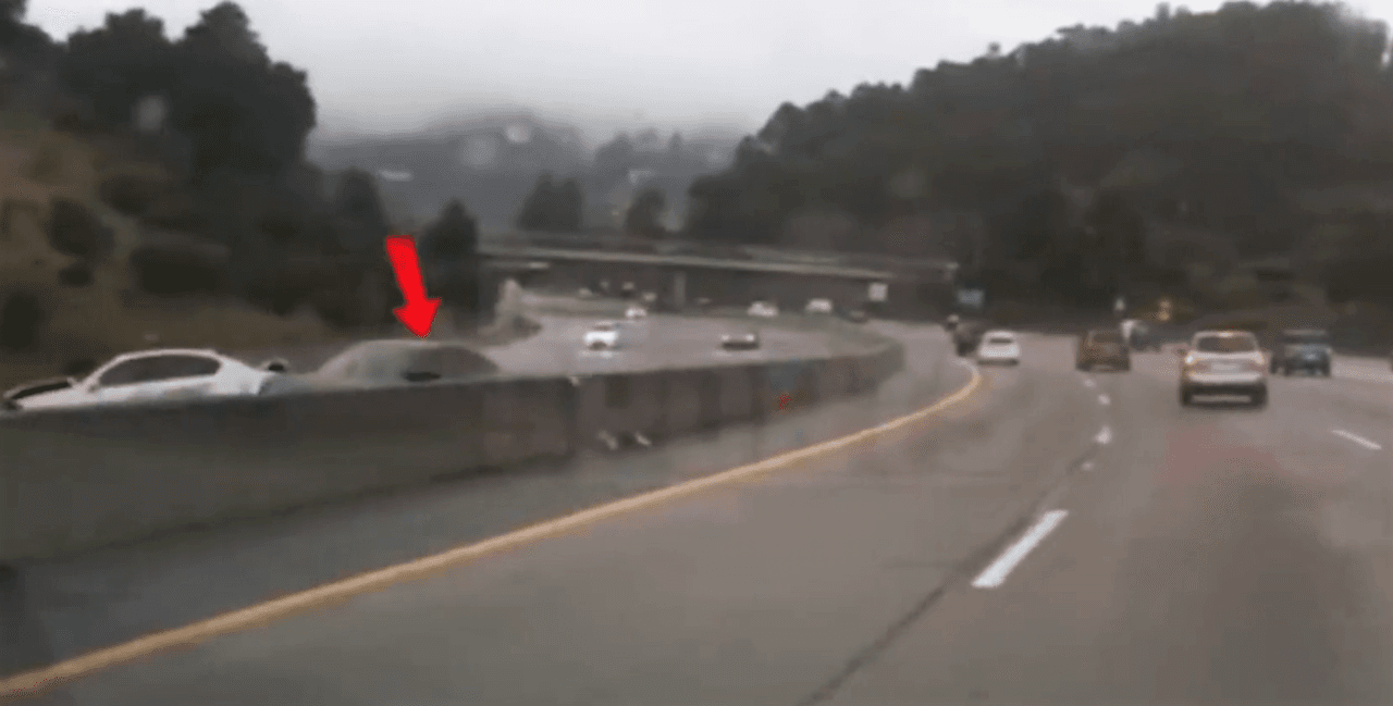 Y desde luego, también al portal TMZ Sports que fue el divulgó el video donde se observa la secuencia del accidente. Aquí, el auto de Steph golpeado por otro vehículo.