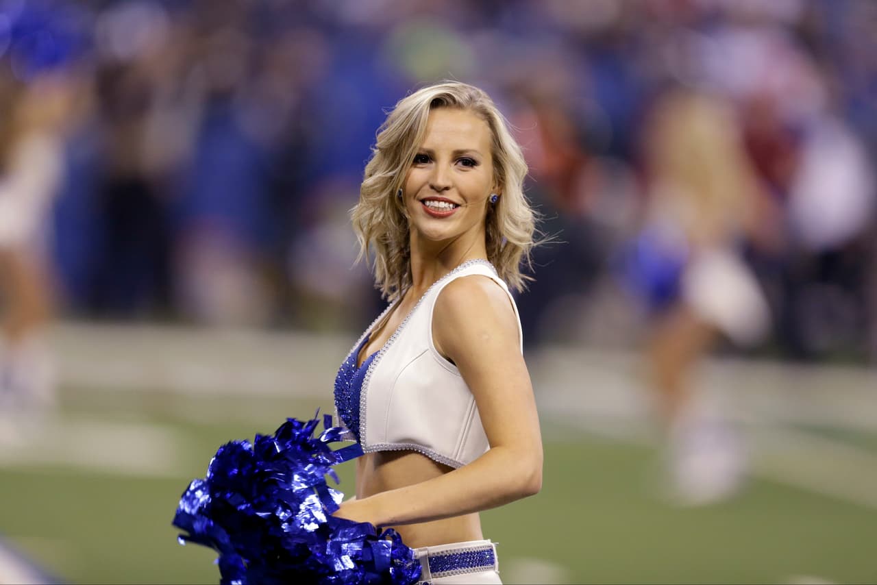 Ben Roethlisberger y Antonio Brown se conectaron para tres touchdowns y los Pittsburgh Steelers apalearon 28-7 a los Indianapolis Colts en el cierre de la jornada.