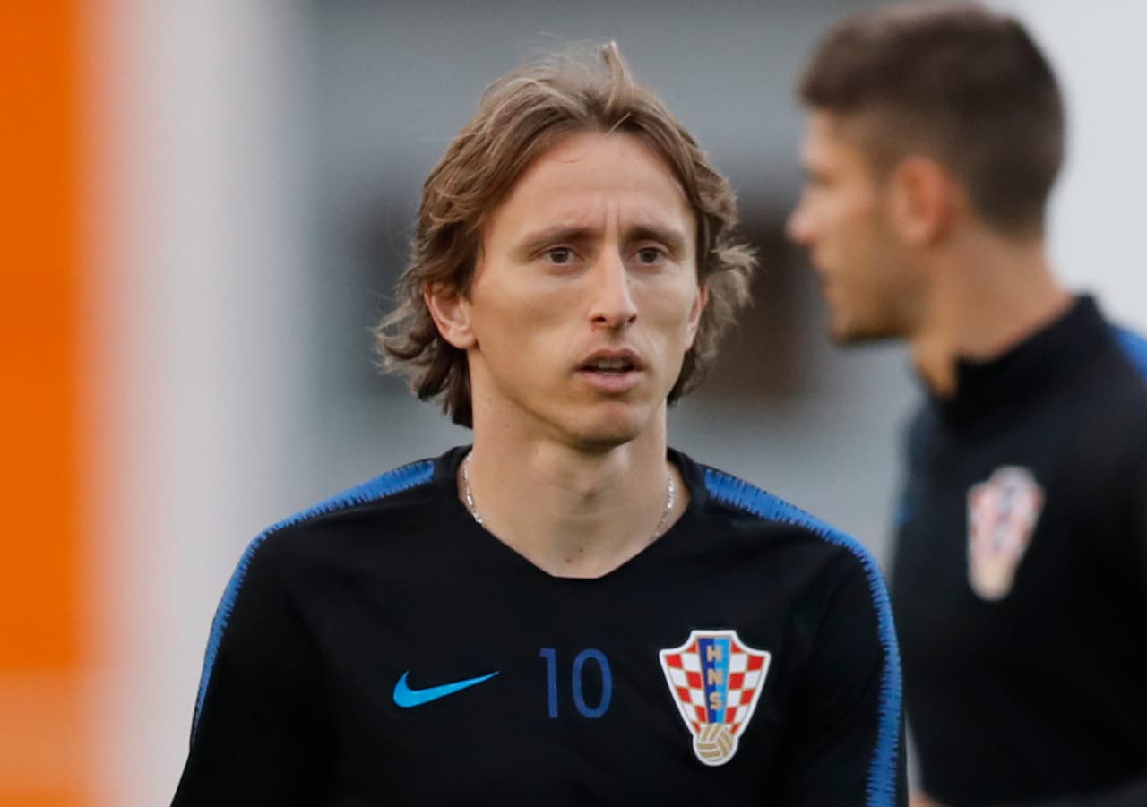 El astro croata Luka Modric, mediocampista del Real Madrid observa a sus compañeros en la práctica con la que cerraron filas para medirse a Dinamarca. Los balcánicos son amplios favortos para avanzar.