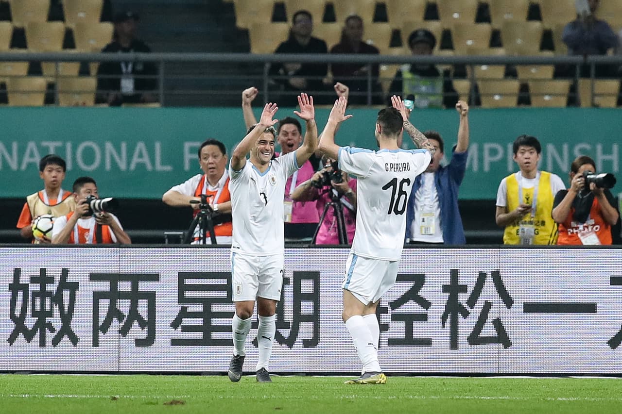 Fue Gastón Pereiro, jugador del PSV Eindhoven, el que puso el 1-0 con un remate cruzado en el área.