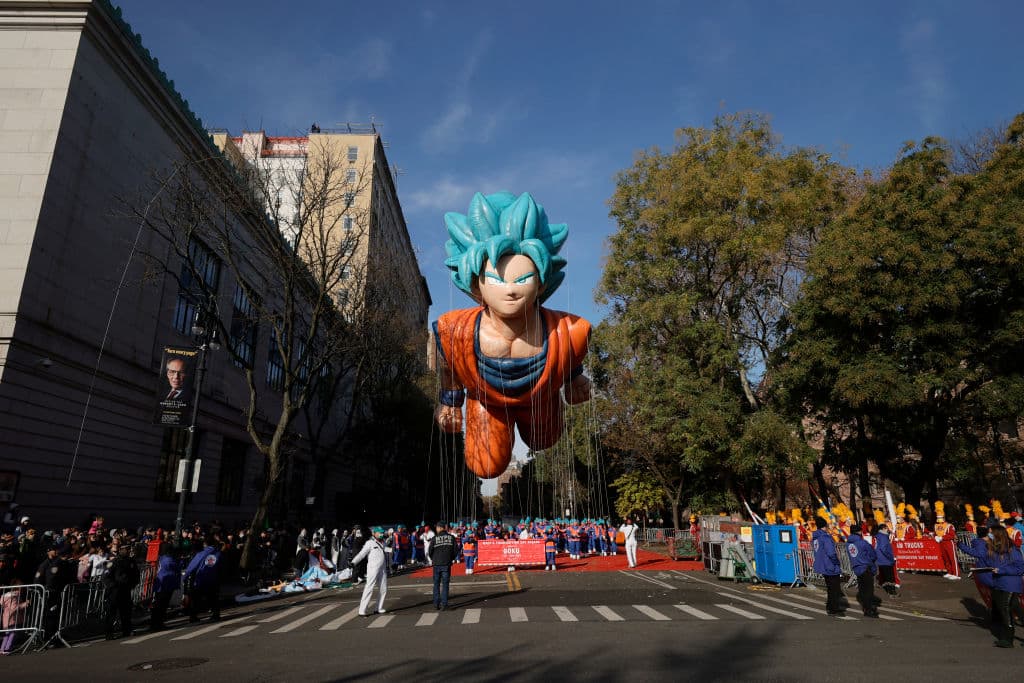 Un espectáculo popular previo al desfile, el inflado de los globos gigantes, se limitó a los espectadores vacunados.