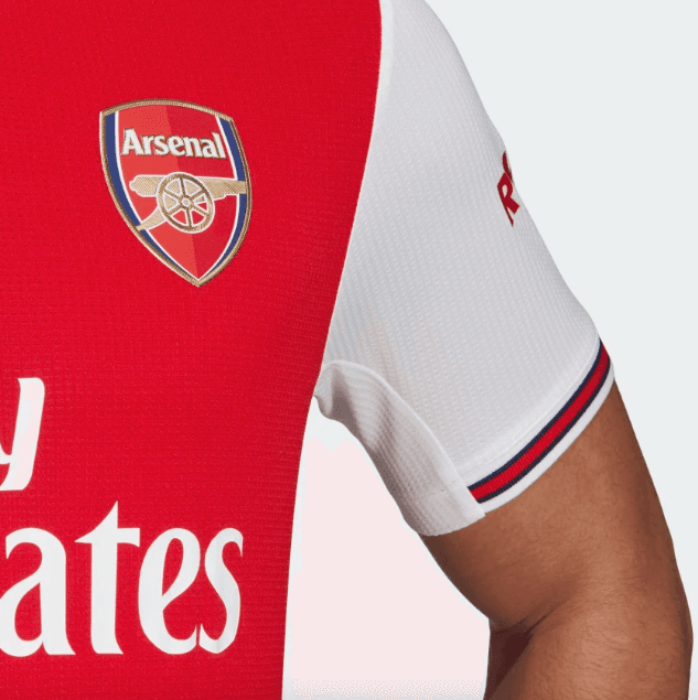 Pasaron 25 años para que el Arsenal F.C. volviera a vestir con la marca de las tres rayas hasta la temporada que iniciará en los próximos meses. Como era de esperarse, Adidas le entregó un diseño nostálgico, con detalles retro pero moderno para iniciar una nueva relación de convenio.