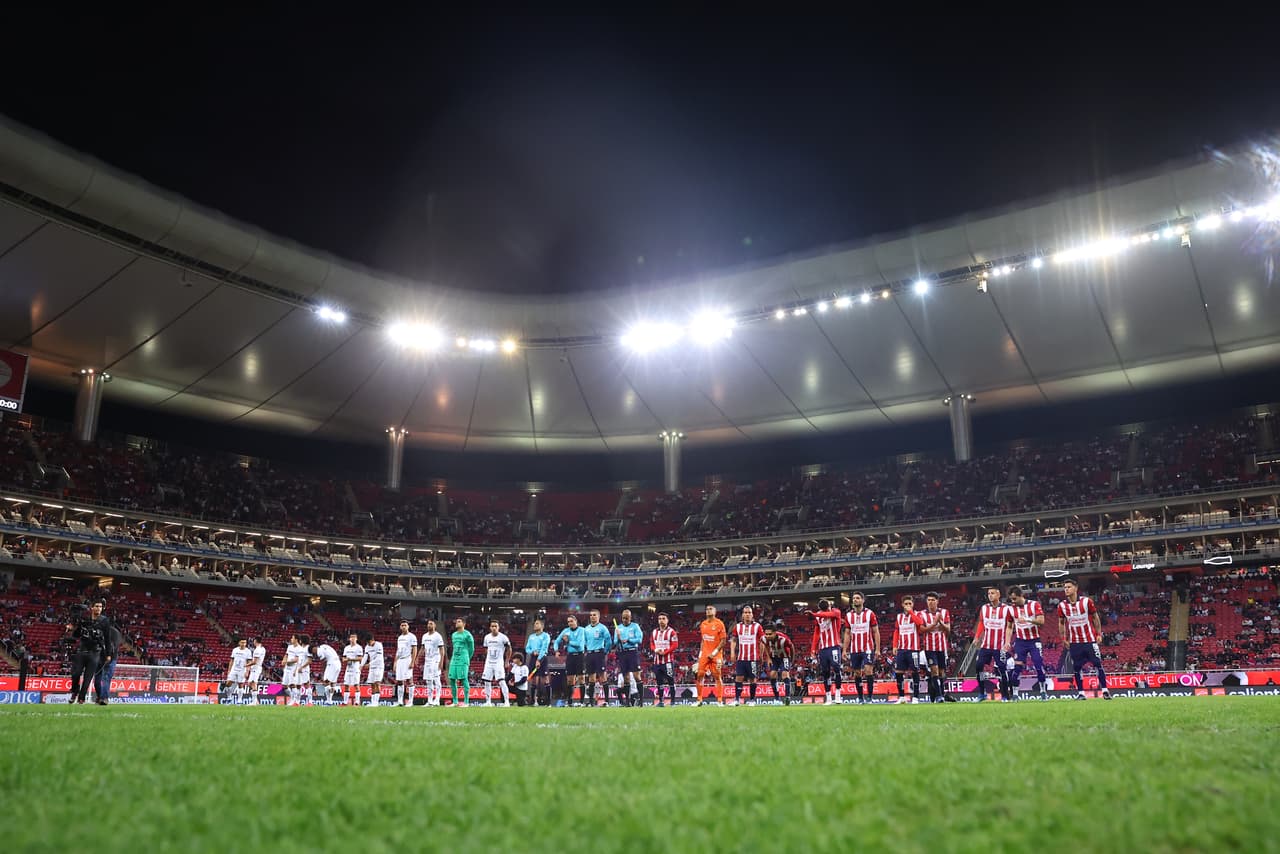 La Ida de Cuartos de Final del Apertura 2023 entre Chivas y Pumas estuvo marcada por la polémica mano de Ricardo Marín al minuto 75' y con el Rebaño arriba por un gol. El penal no fue otorgado pese a la revisión del VAR y su polémica decisión surgió de la comparación de una jugada similar en el partido que ambos equipos habían disputado días antes como parte de la última jornada de la fase regular.
