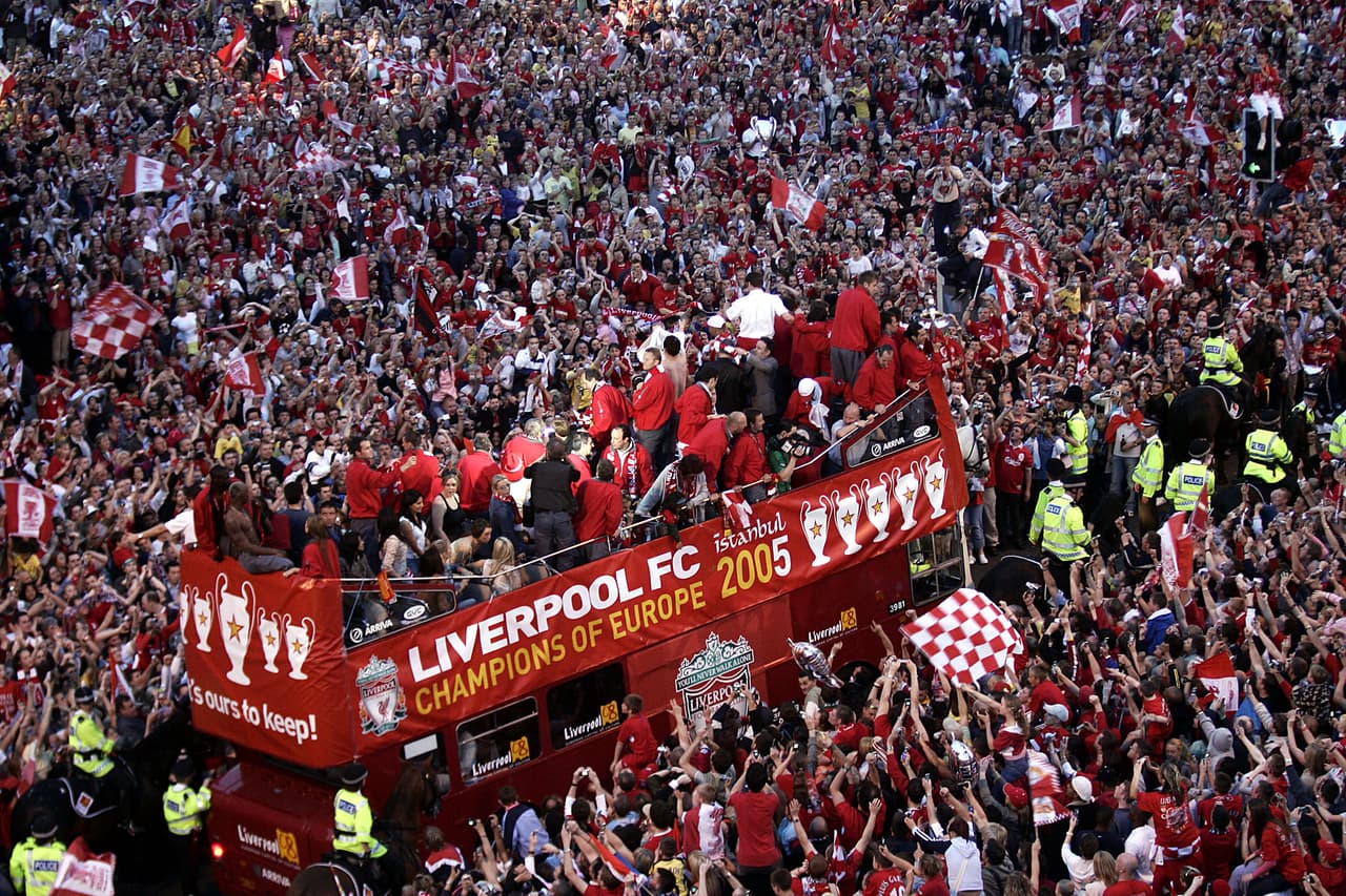 <b>Desfile rojo en Liverpool</b>
<br>- Durante su regreso a Liverpool, el equipo desfiló por las calles y se abarrotaron para disfrutar y sentir cerca al equipo que consumó una de las grandes hazañas en la historia del futbol.
<br>- De hecho, hasta hoy en día, luego de 27 ediciones bajo el formato de UEFA Champions League no ha existido una remontada semejante a aquella del 25 de mayo del 2005 en una Final.