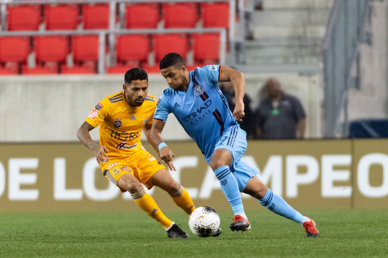 Javier Aquino pierde el balón frente a Ismael Tajouri, pero inmediatamente presiona y recupera el esférico.