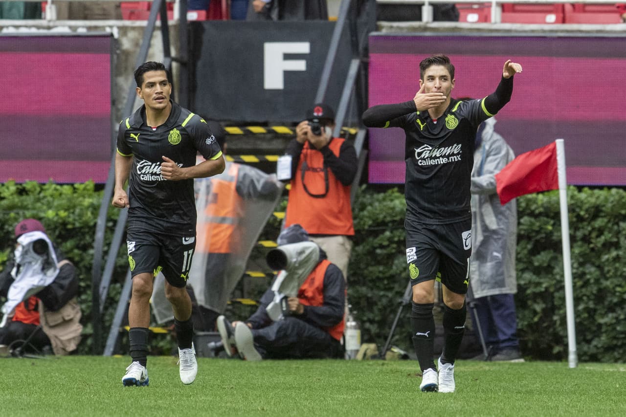 Minutos antes de que acabara la primera mitad Chivas realizó una gran jugada colectiva y Brizuela puso el 1-0 parcial.