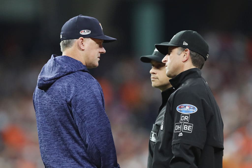 Todo apuntaba a que el cuadrangular de Altuve, que hubiera empatado 2-2 la pizarra en ese momento, no se iba a decretar. Por eso salió AJ Hinch, el piloto de los Astros a saber qué pasaba.