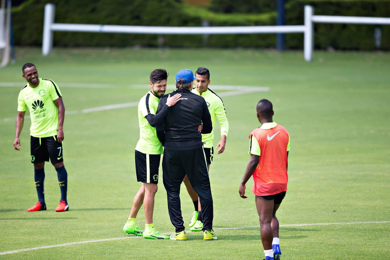 El técnico del América cumplió 65 años y en las instalaciones del club le cantaron las famosas ‘Mañanitas’ y se llevó un pastelazo por parte de todos los jugadores, así como la clásica ‘fila india’.