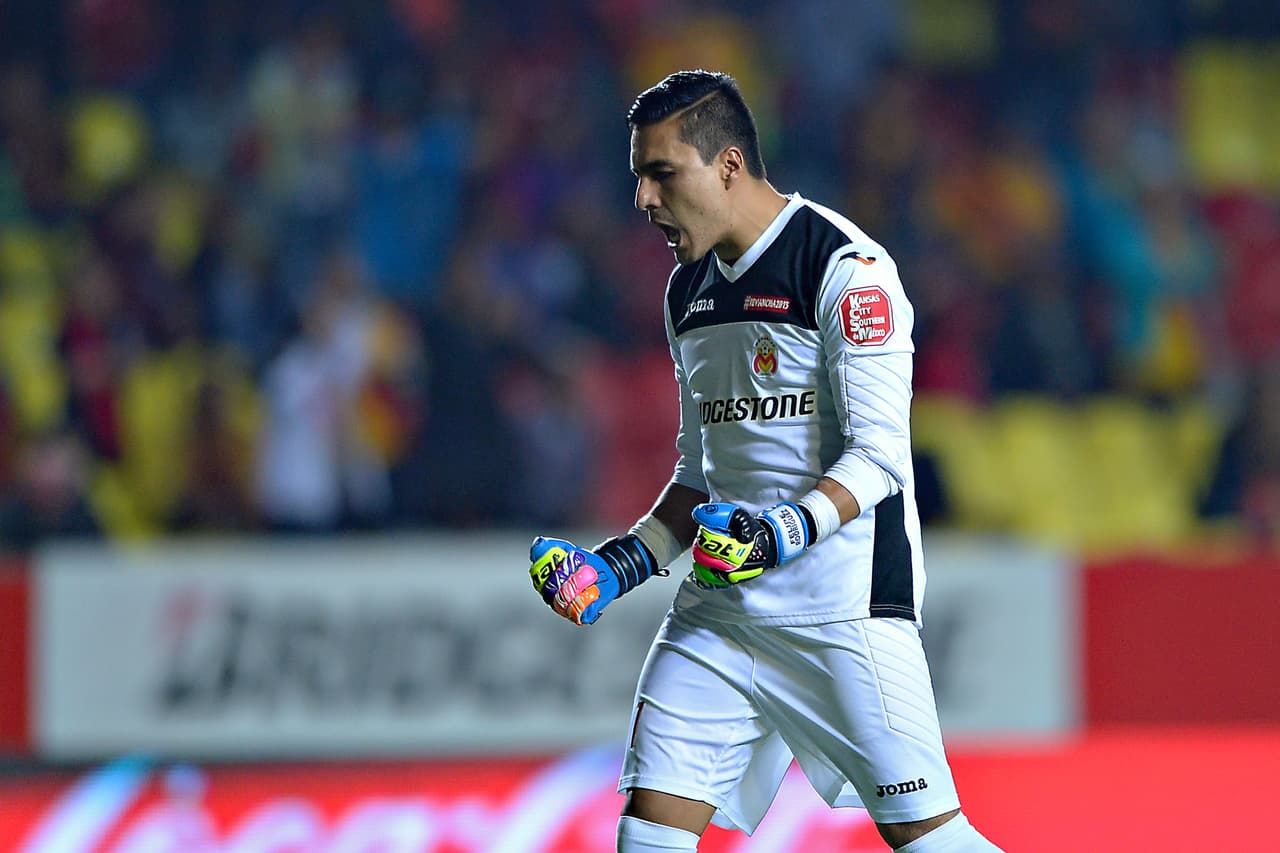 Gracias a la gran actuación de Carlos Felipe Rodríguez y del Morelia, el equipo michoacano apaleó a los Dorados de Sinaloa 4-0, peleando por uno de los boletos para Liguilla.